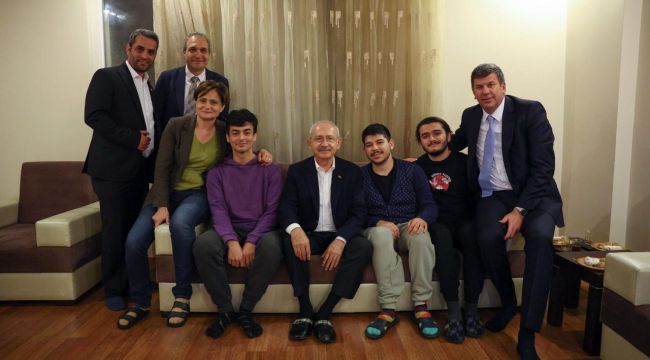 CHP Genel Başkanı Kemal Kılıçdaroğlu, Üniversite Öğrencilerinin Evini Ziyaret Etti