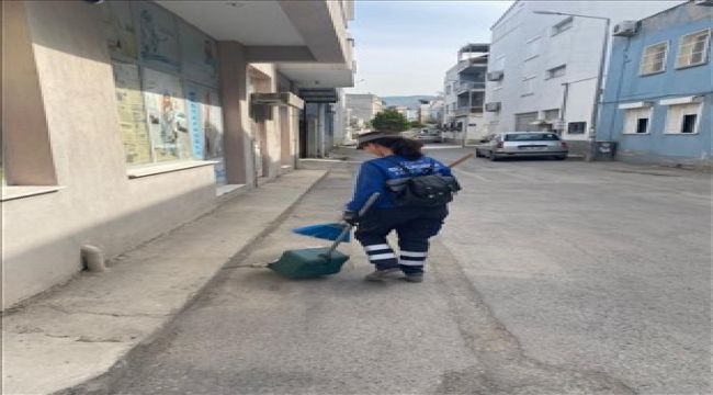 Çiğli'de grevin ardından temizlik çalışmaları başlatıldı