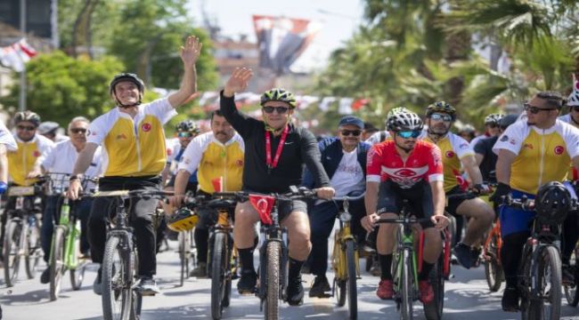Başkan Seçer, Bisikletseverlerle 'Kleopatra Bisiklet Festivali'nde Pedal Çevirdi