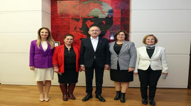 CHP Lideri Kılıçdaroğlu, 110 Bininci Yeni Kadın Üyeye Rozetini Taktı