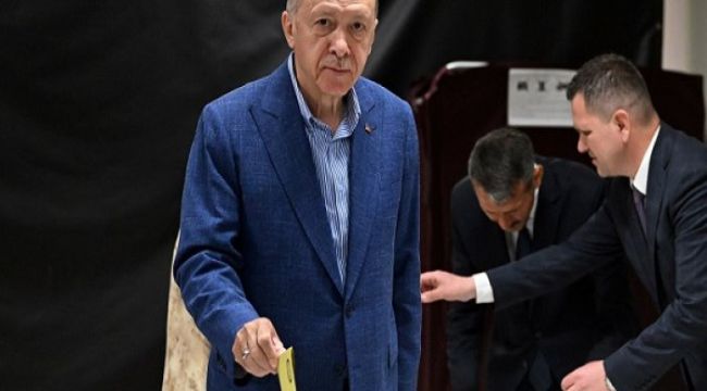 Cumhurbaşkanı Recep Tayyip Erdoğan, İstanbul Üsküdar'da oyunu kullandı