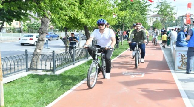Bahçelievler Belediyesi Dünya Bisiklet Günü'nde çocukları sevindirdi