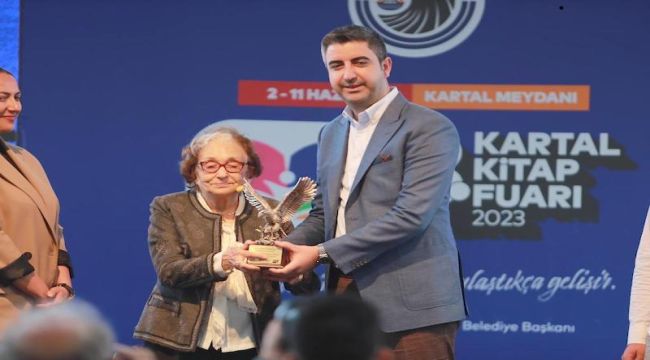 Yazar Gülten Dayıoğlu'na Onur Ödülü