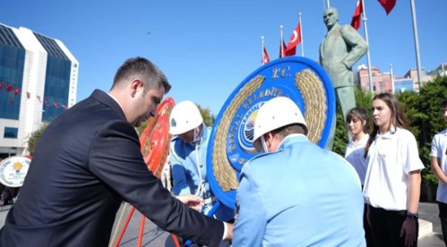 Cumhuriyetin 100 yılı kutlamaları Dolayısıyla Kartal'da Atatürk Anıtı'na Çelenk Sunuldu