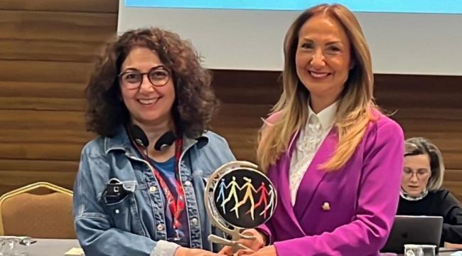 Dünya Kadın Yürüyüşü'nün 25. Yılında CHP Kadın Kolları Genel Başkanı Aylin Nazlıaka'ya Plaket Verildi
