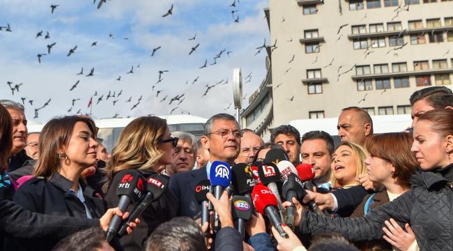 CHP Genel Başkanı Özgür Özel: Sayın Bakanı Mercedes'ten İnip Pazar Yerinde Gezmeye Davet Ediyorum