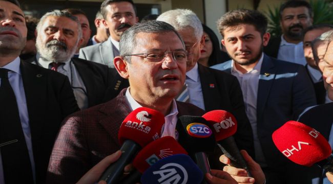 CHP Genel Başkanı Özgür Özel, Antalya Havaalanı'nda Gazetecilerin Sorularını Yanıtladı