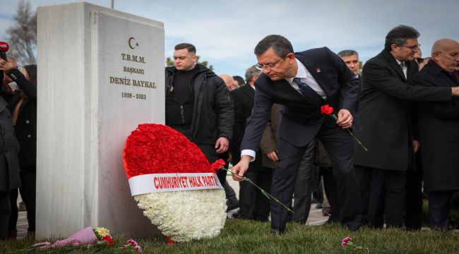 CHP Genel Başkanı Özgür Özel, Deniz Baykal İçin Düzenlenen Anma Törenine Katıldı: "İktidar Yaparak Vefamızı Göstereceğiz"