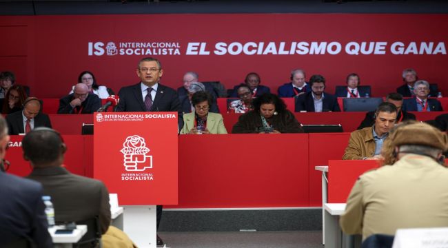 CHP Lideri Özel, İspanya'da SE Toplantısında Konuştu: "Neoliberal Düzenin Sömürdüğü İnsanlarımızın Yanında Durmalıyız"