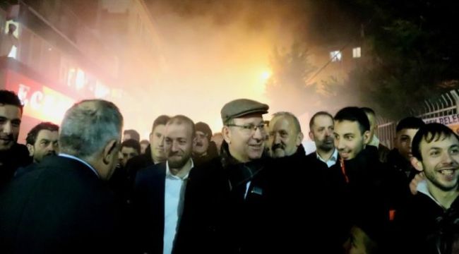 Ayazağalı Gençler, CHP Belediye Başkanı Oktay Aksu'yu coşkuyla karşıladı