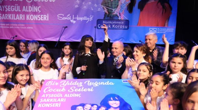 Ayşegül Aldinç, Çocuk Korosu ile birlikte kendi şarkılarını söyledi