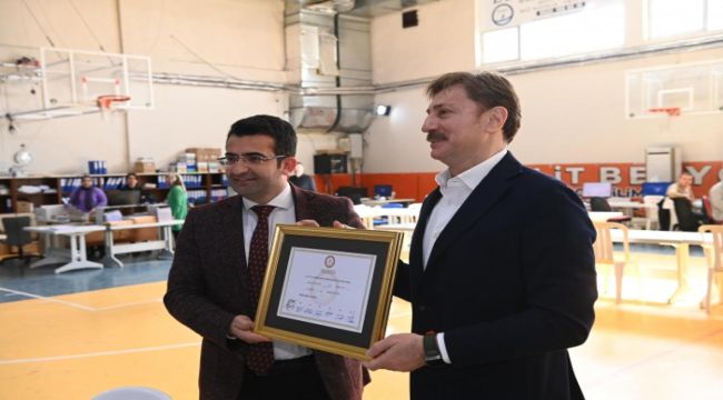 Bahçelievler Belediye Başkanı Dr. Hakan Bahadır mazbatasını aldı